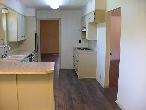 3rd image of 132 Towne West Dr