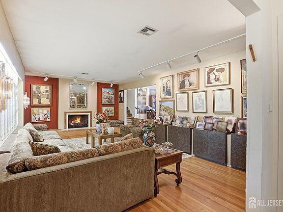5th image of 467 Lincoln Ave