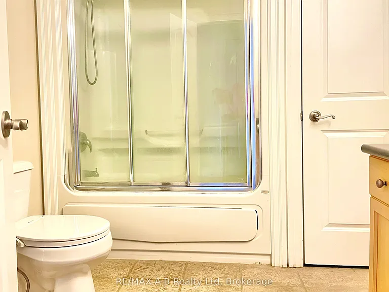 555 King St E #204 — Photo 14