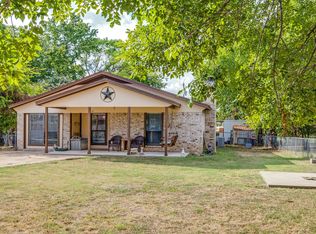 825 Poe St, Azle, TX 76020