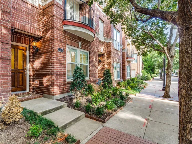 2412 Worthington St — Photo 24