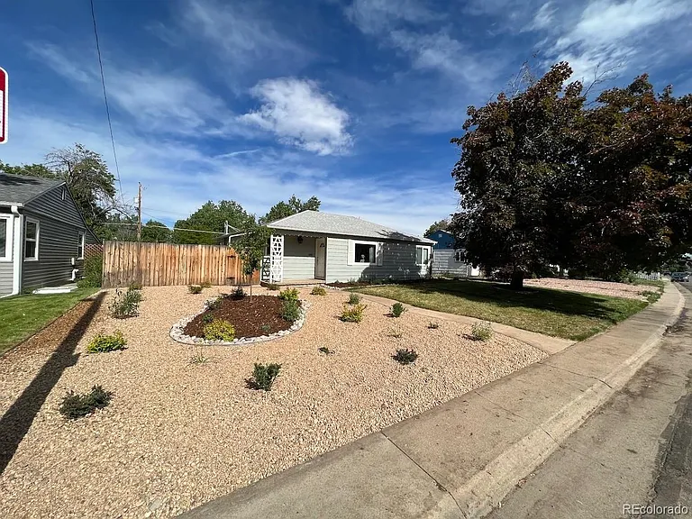 827 S Umatilla Way — Photo 1
