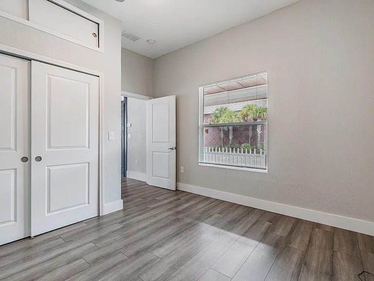 2321 W Green St — Photo 23