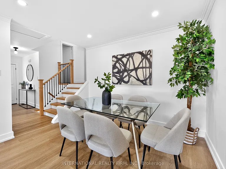 26 Dellbrook Cres — Photo 3