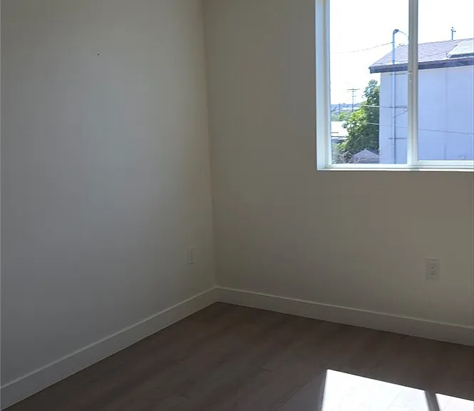 837 E 33rd 1/2 Los #1/2 — Photo 5