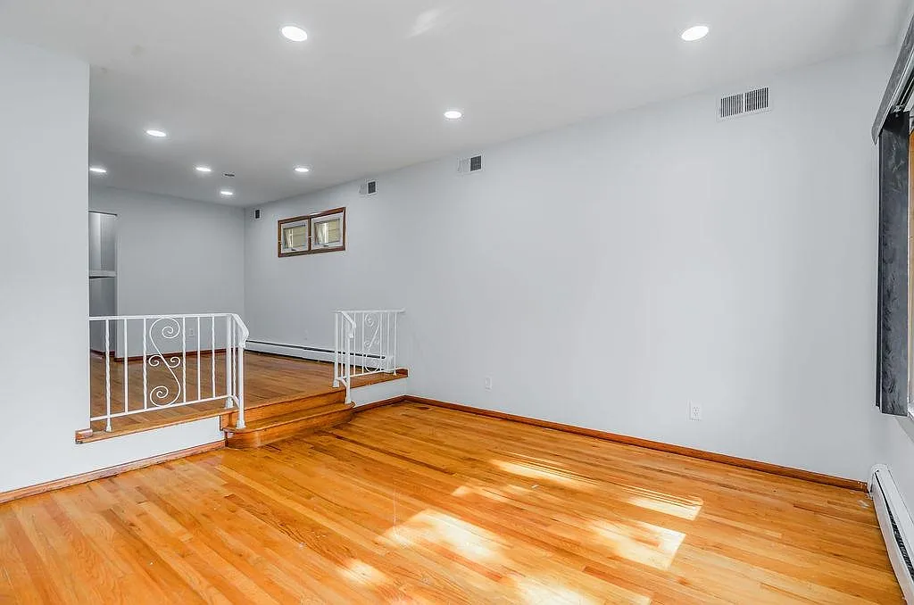 3 bed, 1.0 bath, $2,500 — Photo 1