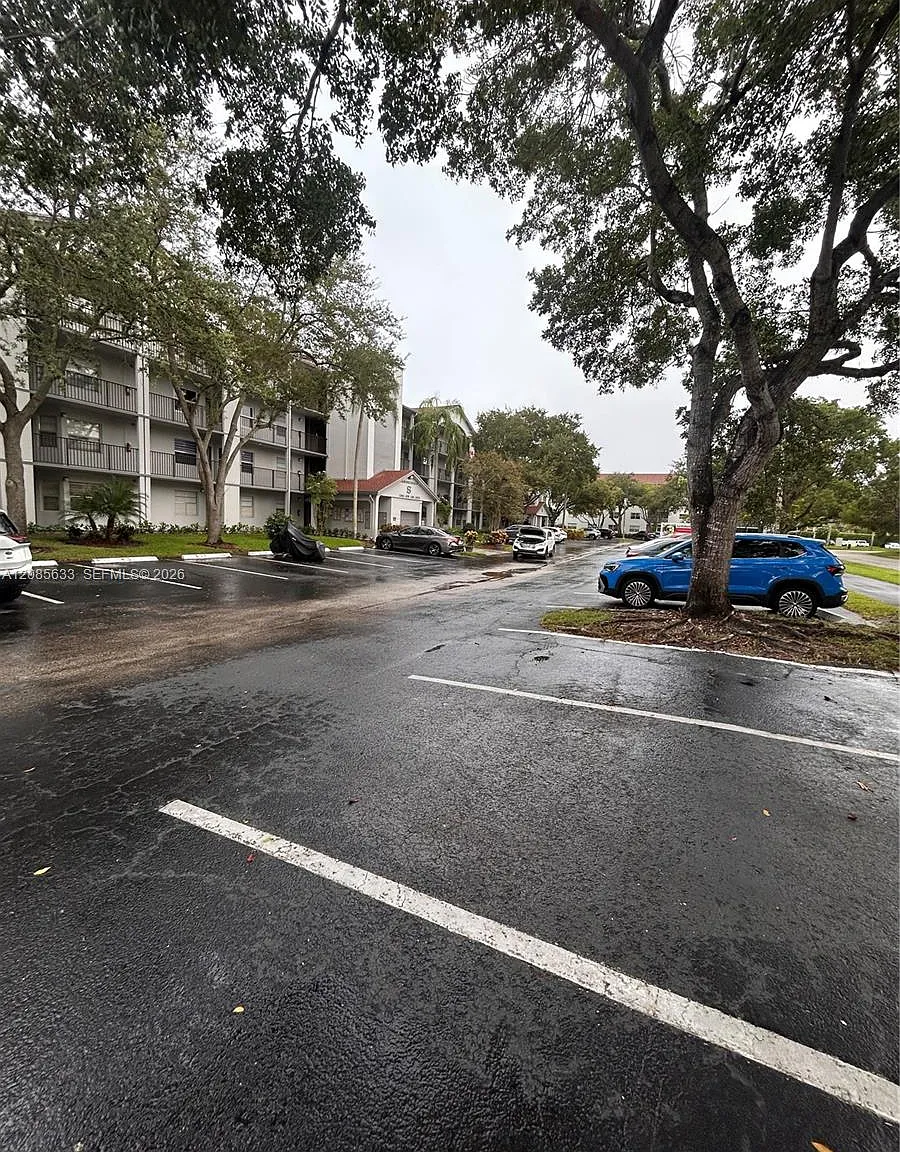 Cambridge At Century Vill — Photo 4