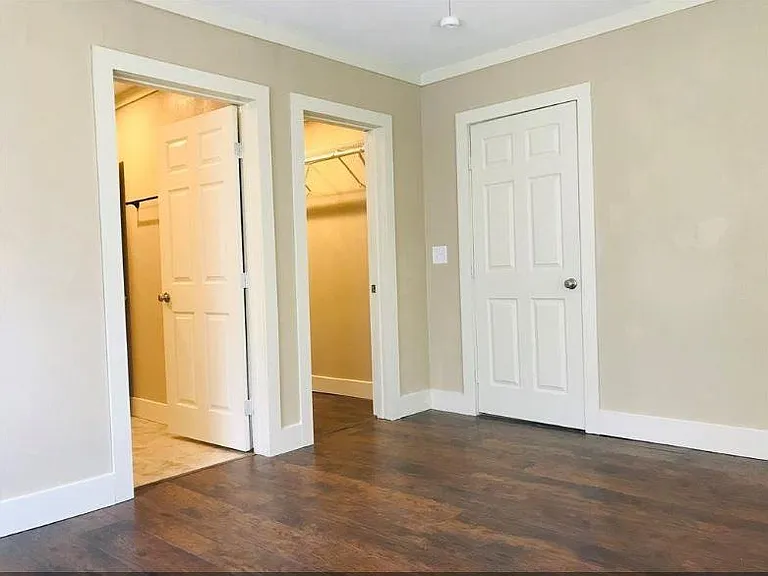 414 E Strand St — Photo 18