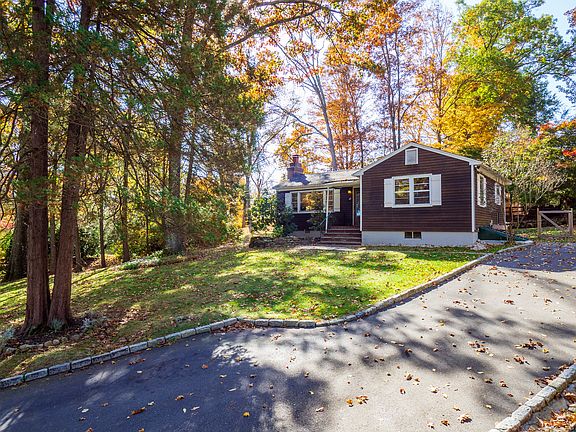2nd image of 27 Woodland Way