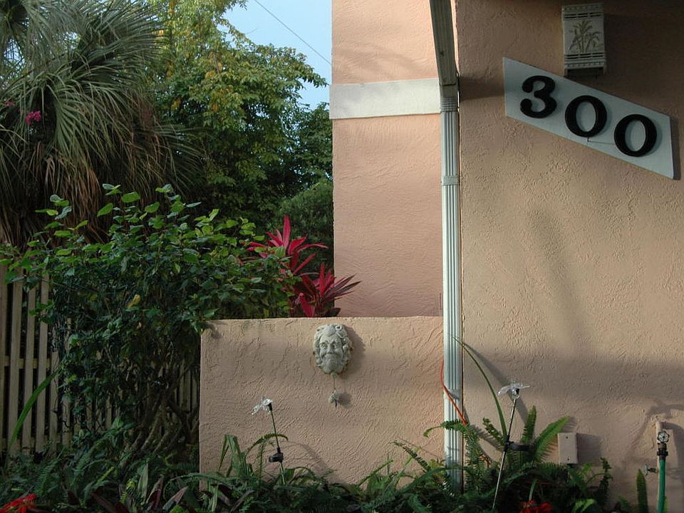 1st image of 300 Lindsey Ct