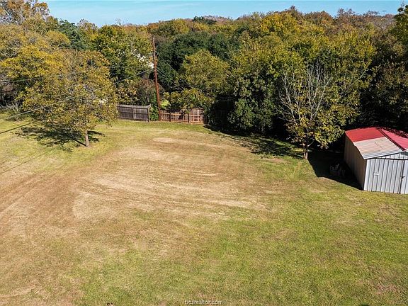 5th image of 305 Hampshire Dr