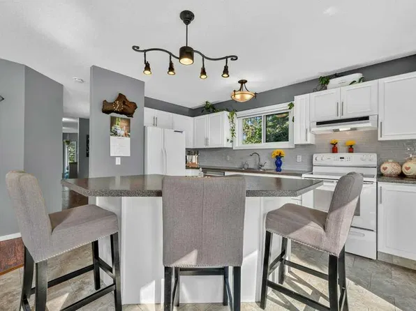 83 W Millrise Cres SW, Calgary, AB T2Y 2E4