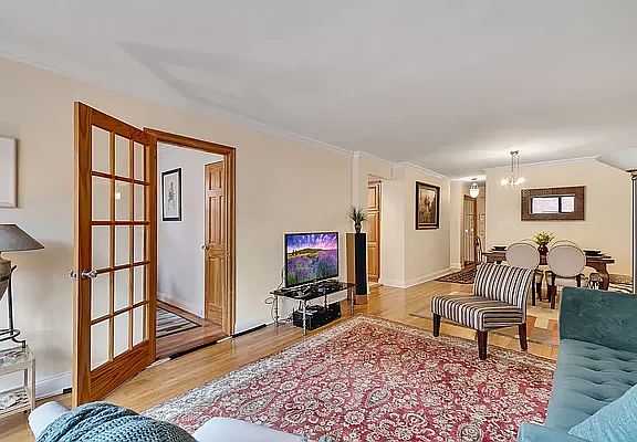 5th image of 3215 Arlington Ave APT 4J