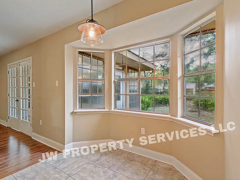 1915 S Jahncke Ave — Photo 5