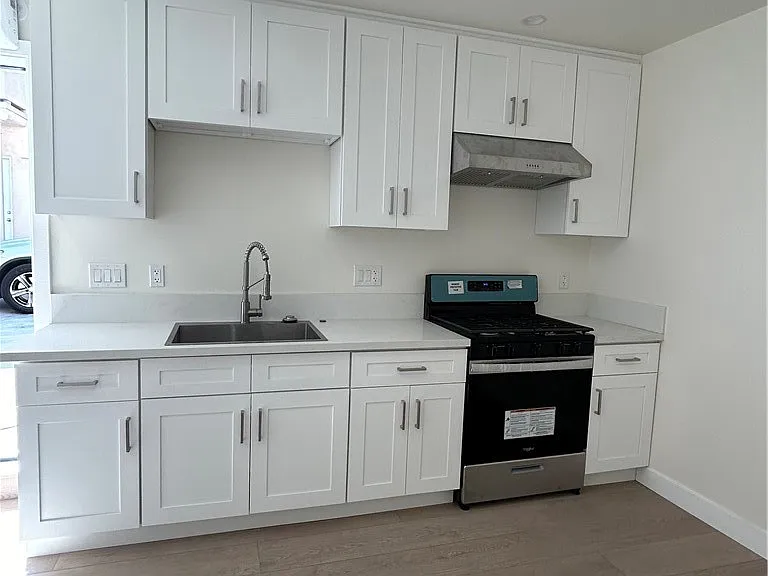 212 S Reeves Dr #4 — Photo 10