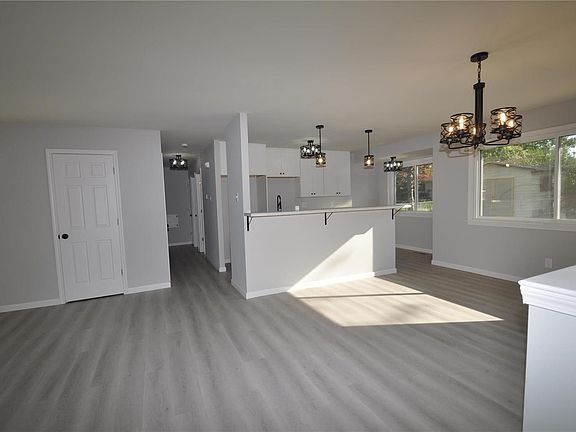 5th image of 2140 Thunderbird Ave