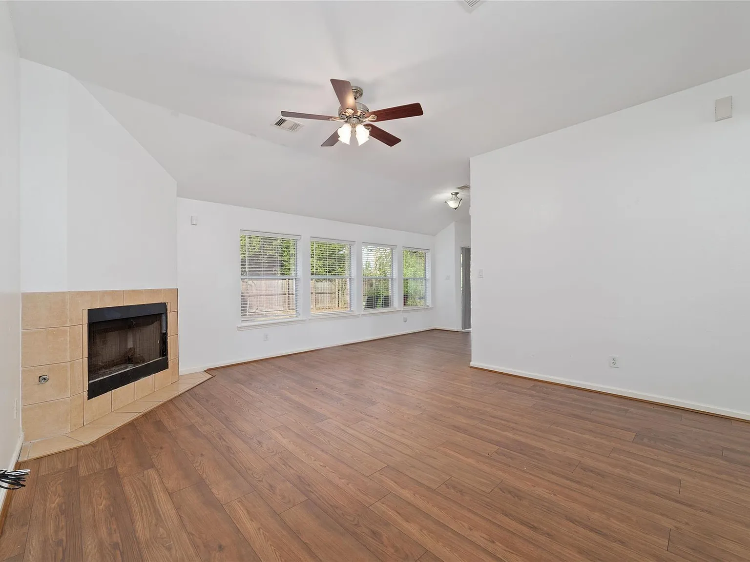 4 bed, 2.0 bath, 1884 sqft, $2,200 — Photo 4