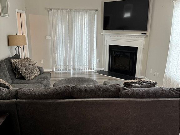 3rd image of 190 Collinwood Dr