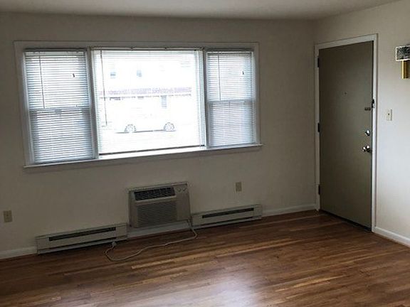 3rd image of 3353 Easton Ave APT 2