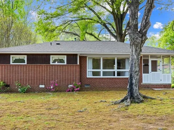 2705 Wynnewood Dr, Greensboro, NC 27408
