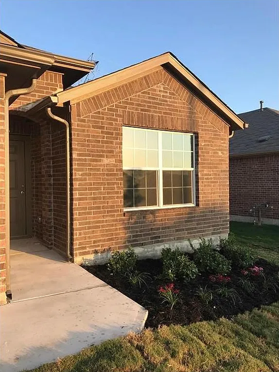 3 bed, 2.0 bath, 1657 sqft, $2,100 — Photo 1