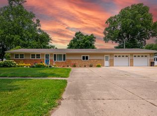 2002 Arrowhead Dr, Bloomington, IL 61704