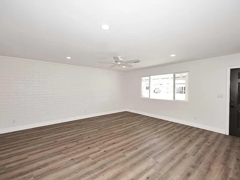 10537 W La Jolla Dr — Photo 6