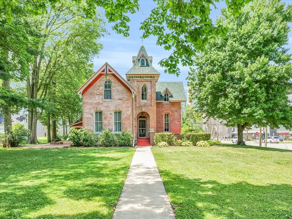 404 S Charter St, Monticello, IL 61856