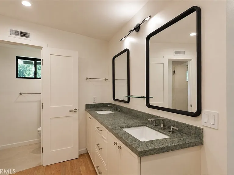1310 J Lee Cir — Photo 28