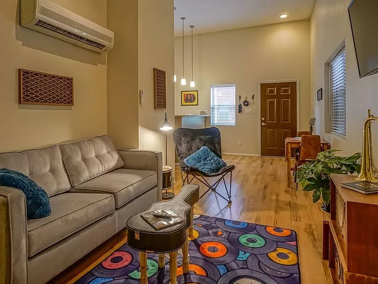 115ct - Bricklight Courtyard Apartments — Photo 5