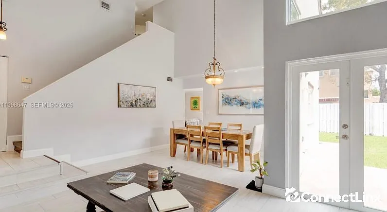 3 bed, 2.0 bath, 2274 sqft, $3,700 — Photo 3