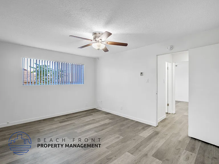 1576 Elm Ave — Photo 11