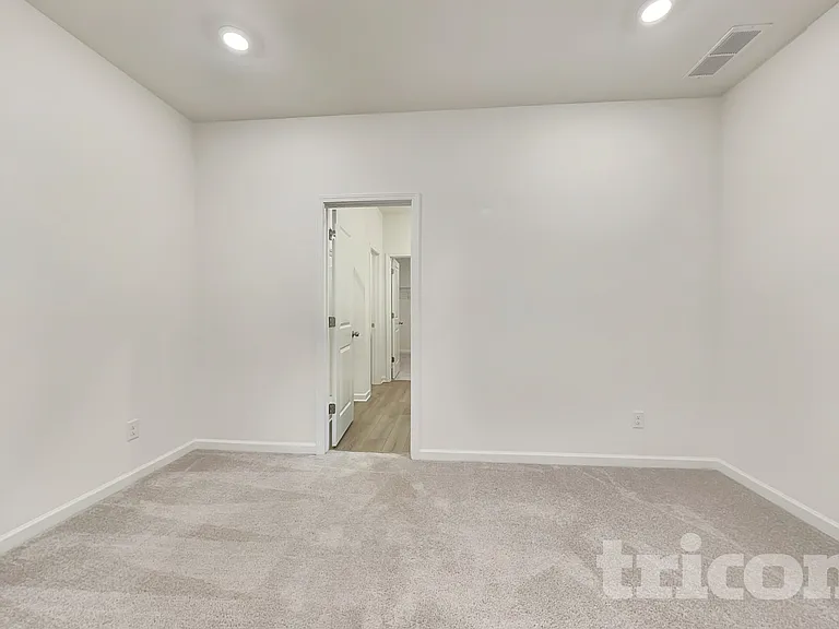 1940 Logan Ln — Photo 5