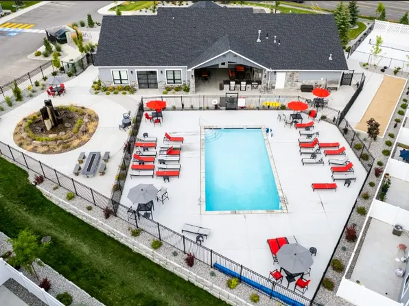 Prairie Pointe Apartments and Townhomes