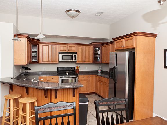 5th image of 125 Elaine Dr