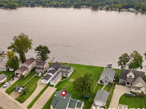 734 Lakeview Dr, Lake Odessa, MI 48849