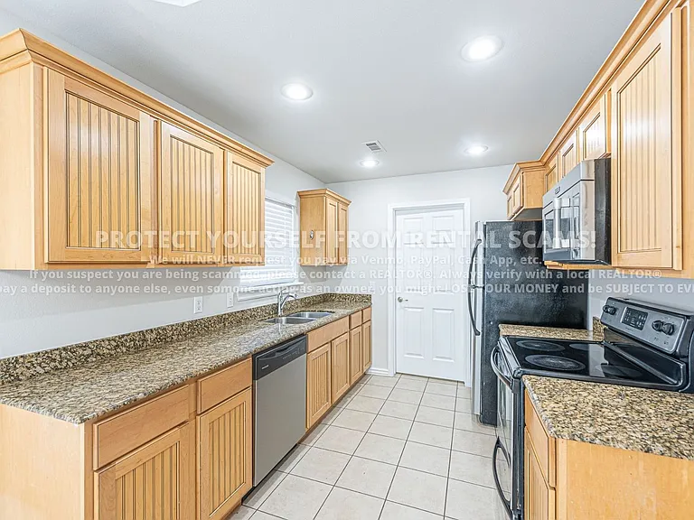 1674 N Hazeltine Dr — Photo 6