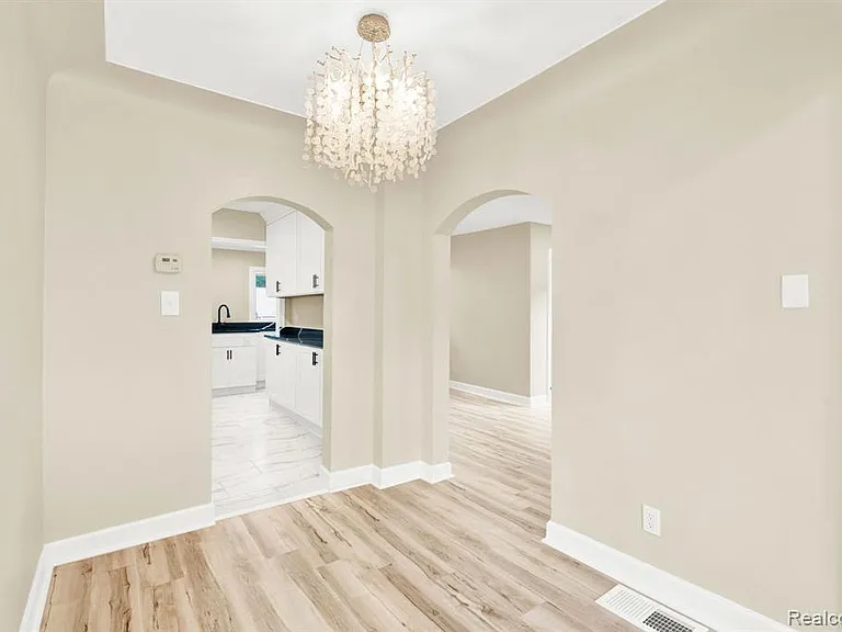 23248 Helen St — Photo 13