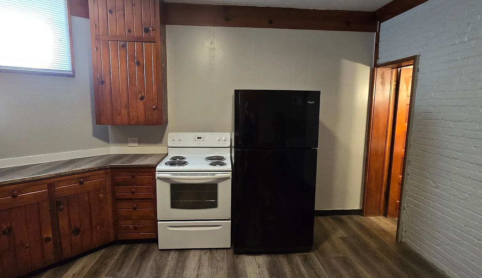 Large 1 bedroom remodeled apartment, washer/dryer hookups — Photo 2