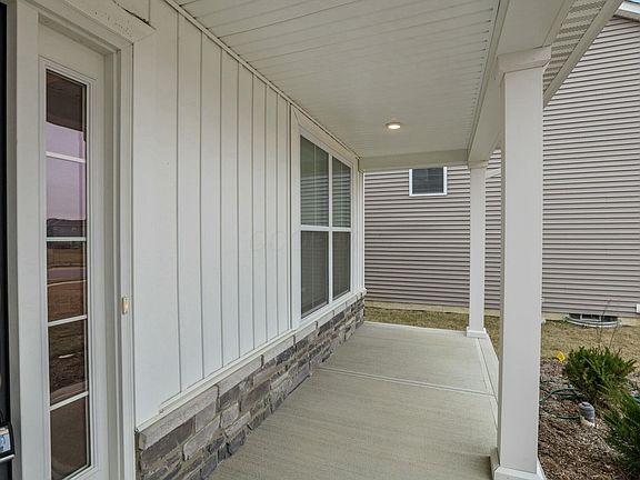 5th image of 686 Hilton Dr