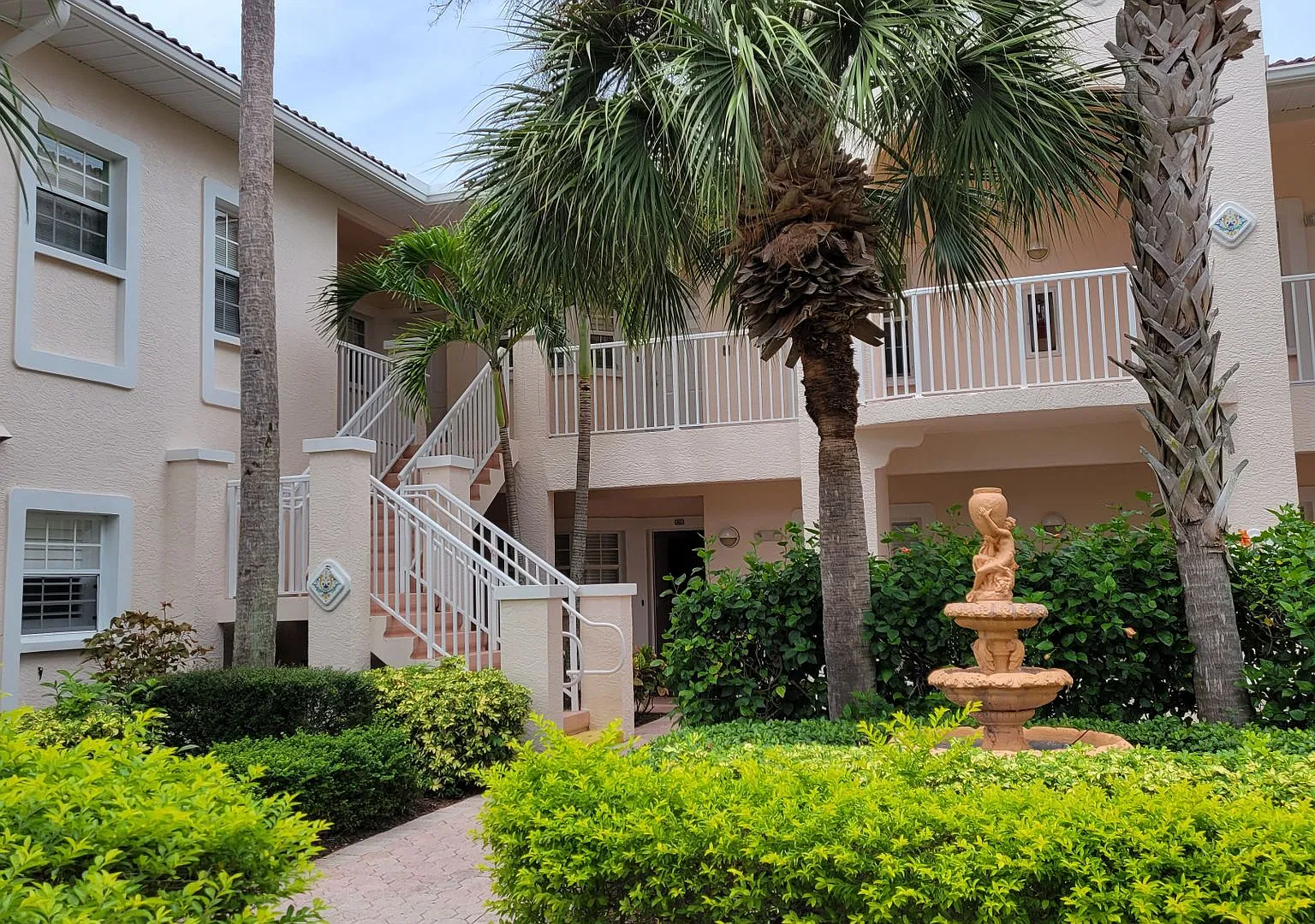 Annual turnkey furnished 2/2 ground floor unit in gated Plaza De Flores in Palmer Ranch. — Photo 2