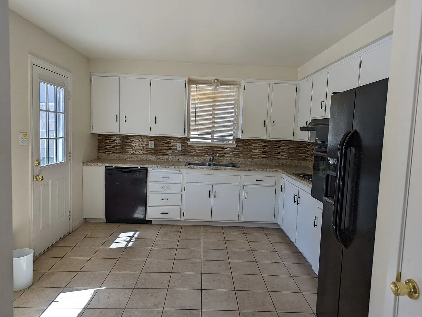 A Fabulous 3 Bedroom Single Story Home. — Photo 4