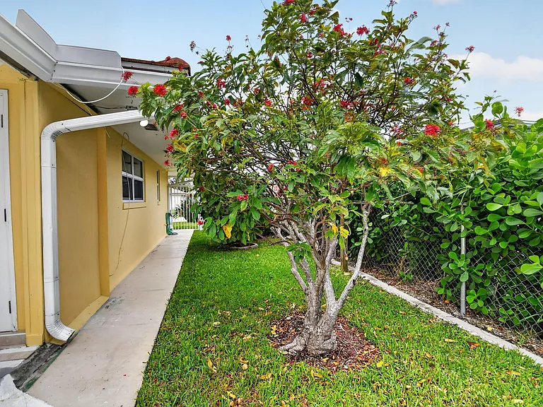 1221 Singer Dr — Photo 23