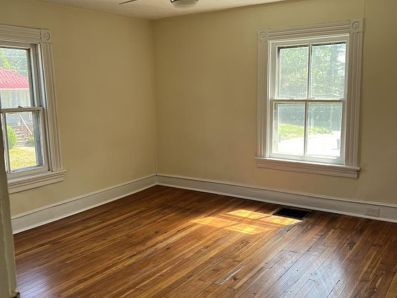 4th image of 915 Dearing St