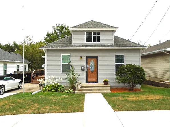 616 7th St, Peru, IL 61354