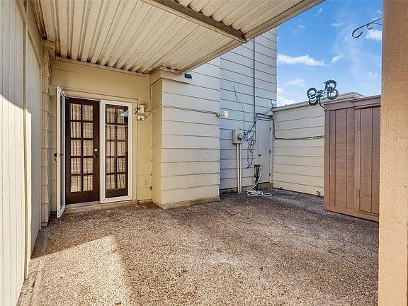 5th image of 1320 Town Cir #1