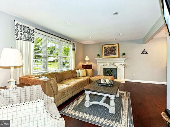 3rd image of 127 Windmoor Rd