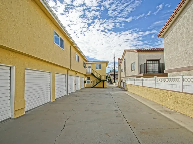 1815 Clark Ln — Photo 30