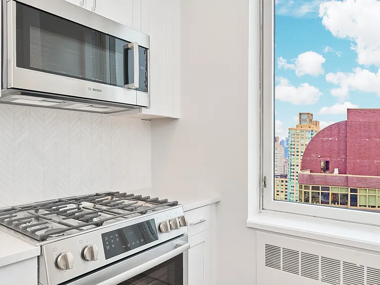 160 Riverside Blvd #23F — Photo 9