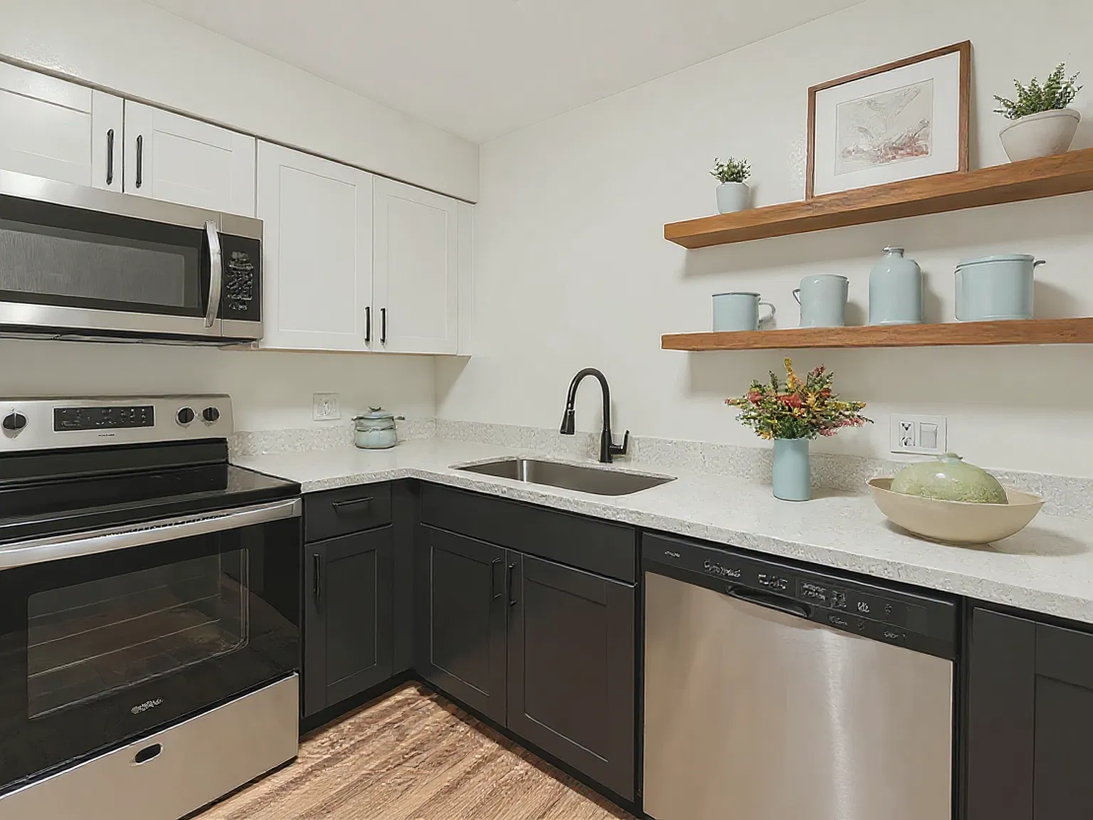 1102 E Pierce St — Photo 2